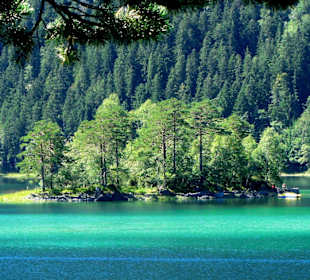 Insel im türkisblauen Wasser des Eibsees