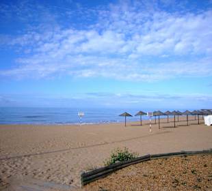 Quarteira: Strand mit Sonnenschirmen