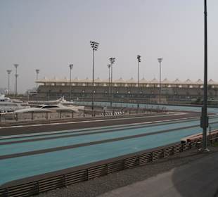 Terrassenblick auf Strecke und Yachthafen