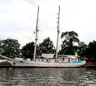 Wiecker Hafen an der Klappbrücke