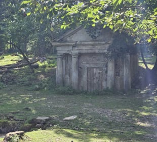Ruinen und alte Gebäude im Park