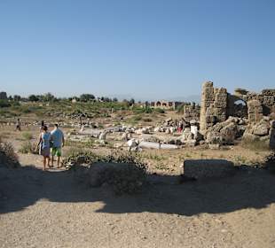 Umweg vom Strand durch die Ruinen