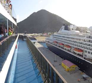 Kreuzfahrtschiffe am Pier