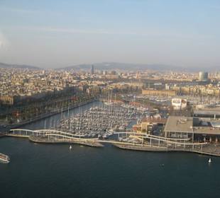 Barcelona mit Meer von oben
