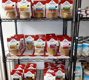 Regal mit fertigen Curries