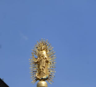 Maria im Strahlenkranz auf dem Marienturm