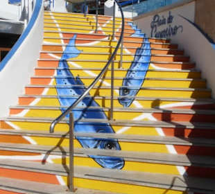 Treppe vom Strand hoch zur Straße