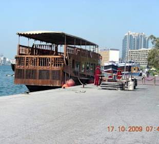 Holzboot auf dem Creek