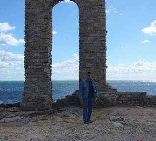 Bauliche Überreste vergangener Zeit am Kap Africè