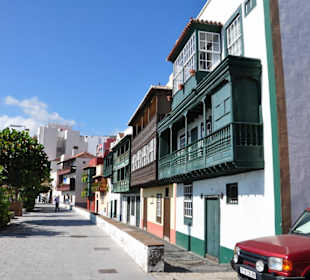 Typische Holzbalkone an der Avenida Maritima