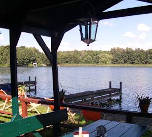 Terrasse mit Liegestühle und Blick auf den See