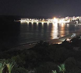 Blick auf den Hafen bei Nacht