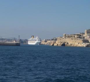 Kreuzfahrtschiff im Grand Harbour vor Valletta