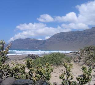 Wilder Strand vor imposanten Klippen