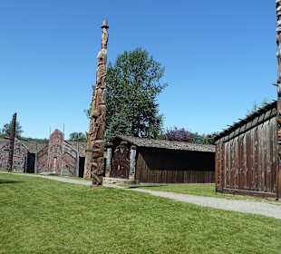 Langhäuser mit Totempfählen