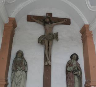 Eltville: im Kirchhof von St. Peter und Paul