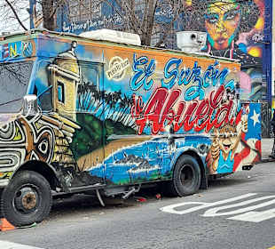 Gebäude und Autos wurden bemalt