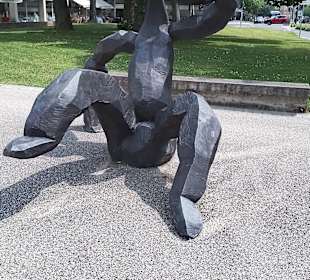 Sitzende Figur vor der Schweinfurter Kunsthalle