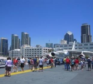 Blick über das Flugdeck auf Downtown San Diego