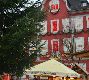 Rotes Rathaus als Adventkalender