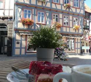 Kaffeepause im Freien vor dem Café Tante Clair