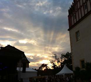 Eingang zum Schloss mit Sonnenuntergang