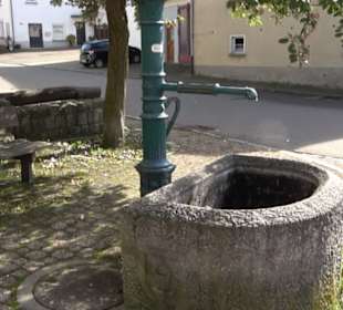 Dorfbrunnen am Backhaus Lonsingen