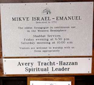 Schild am Eingang zur Synagoge