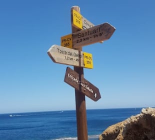 Wegschilder am Wanderweg zur Cova Tallada
