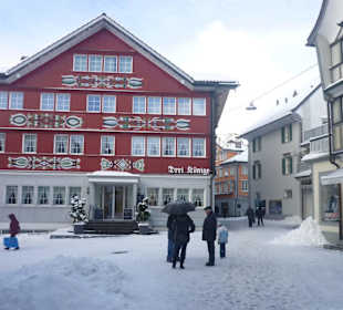 Verschneite Einkaufsstrasse