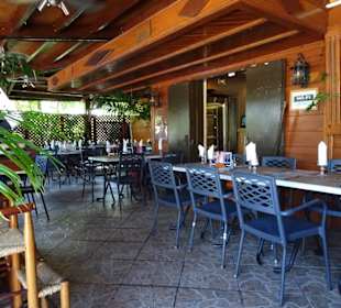 Blick auf die Terrassenplätze des Restaurants