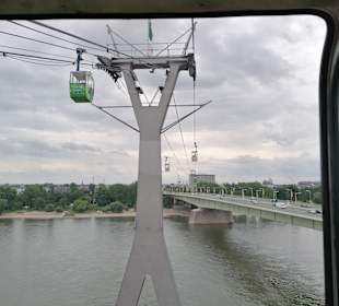 Kölner Seilbahn an der Zoobrücke