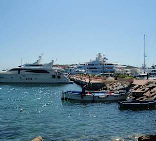 Gegensätze im Hafen von Porto Cervo