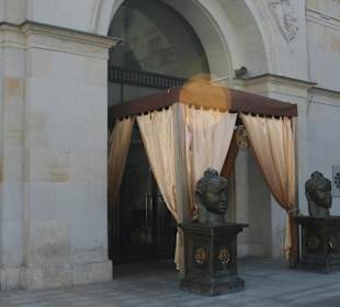 Wejście boczne Opery Narodowej