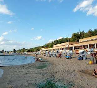 Strand mit Terrassen im Hintergrund