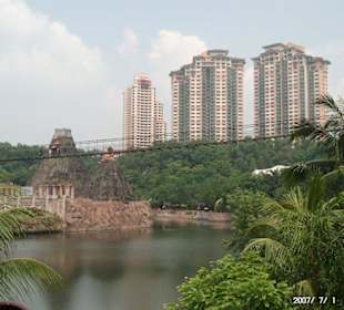 Sicht vom Park auf die Hängebrücke