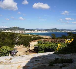 Blick von der Punta de N'amer nach Cala Millor