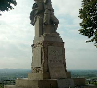 Denkmal auf dem Kirchplatz
