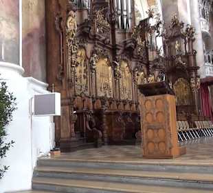 Chorgestühl mit Hl. Geist Orgel