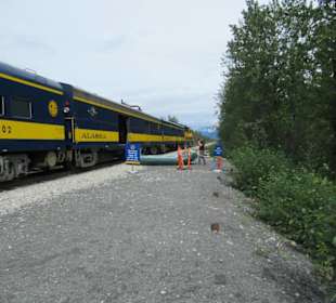 Halt zum ausladen der Rafting Schlauchboote