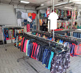 Impressionen vom Kleidermarkt in Figueres