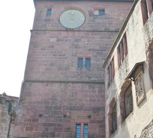 Rechts Rupprechtsbau, daneben der Torturm