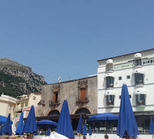 Netter Strand und Hafen