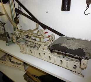 Alte Waagen auf Burg Blomendal