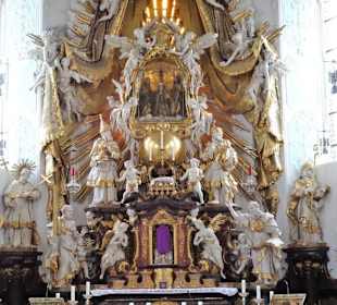 Blick auf den zentralen Gnadenaltar der Basilika