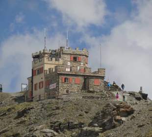 Blick nach oben zum Rifugo Garibaldi