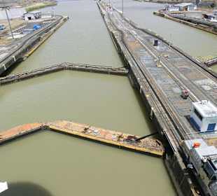 2 Schleusentore, falls eins mal bricht