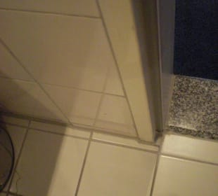 Getrocknetes Blut am Türrahmen