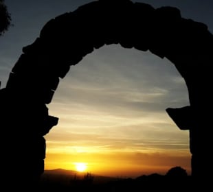 Sonnenuntergang durch den Torbogen am Eingang 