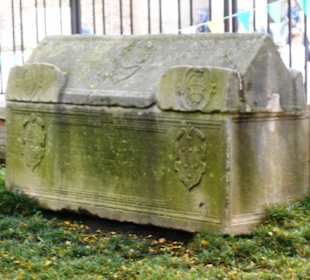 Im Park neben dem Grab